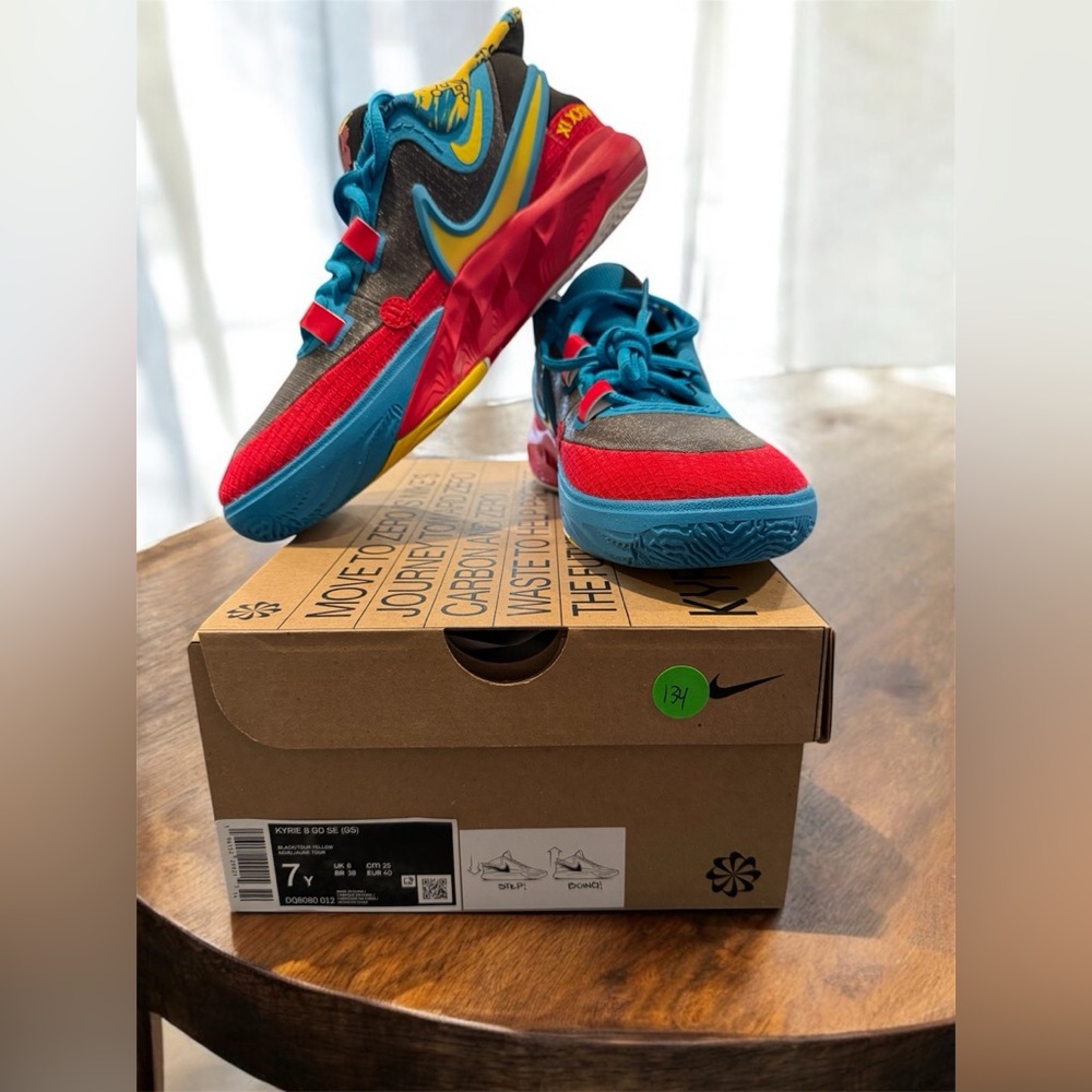 Nike‎ Kyrie 8 SE. Size 7Y ❤️